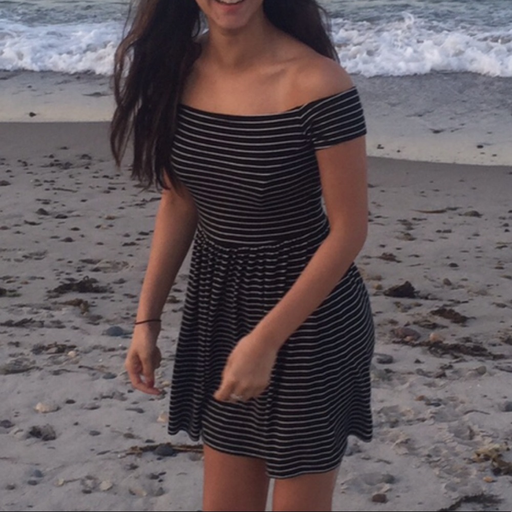 🖤Black and white striped off the shoulder dress🖤